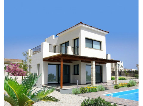 This is a three bedroom villa for sale in Secret Valley,… - Domy