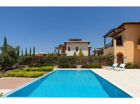 This is a beautiful 3-bedroom Junior Villa located on the… - Maisons