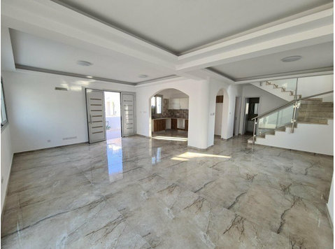 This is a beautiful detached house for sale. It consist… - گھر