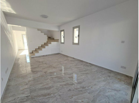 This is a brand new 4 bedroom spacious semidetached… - Casas
