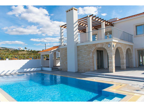 This is a coastal 3 bedroom villa for sale in Peyia,… - خانه ها