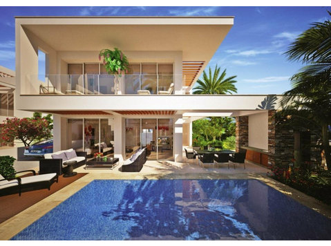 This is a modern design 4 bedroom villa for sale, located… - Dom
