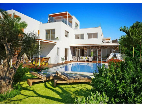 This is a modern design 4 bedroom villa for sale, located… - Maisons