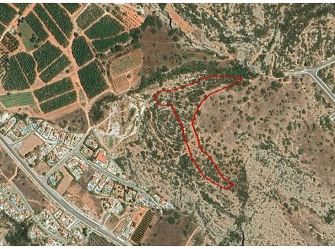 This is a plot in Pegeia, Paphos, located c. 340m northeast… - Rumah