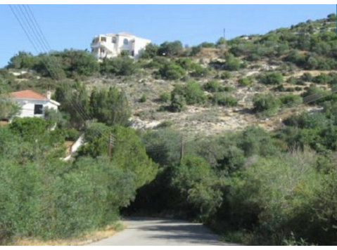 This is a plot in Tala, Paphos. It has an area of 1,134sqm,… - Houses