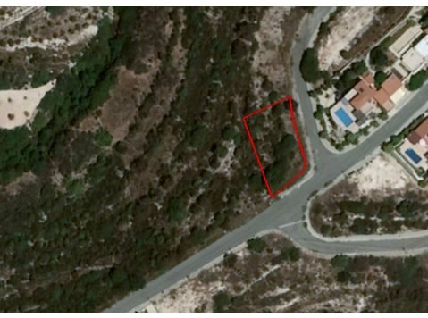 This is a plot in Tala, Paphos. It has an area of 705sqm,… - Case