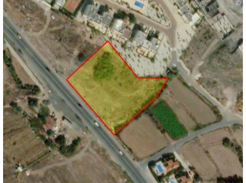This is a privileged piece of land 4742 sqm in an excellent… - Huse