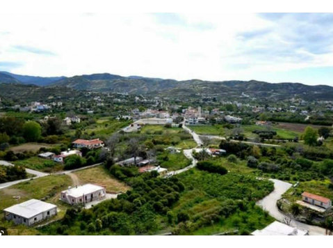 This is a residential plot 967sqm in K. Pyrgos, Tyllirias… - Къщи
