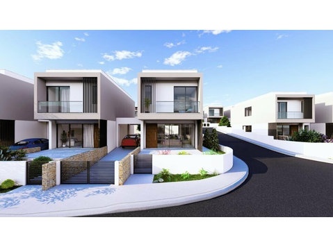 This is a unique 3 bedroom villa next to a 5-star beach… - Casa