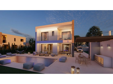 This is stunning 3-bedroom villas situated next to the… - گھر