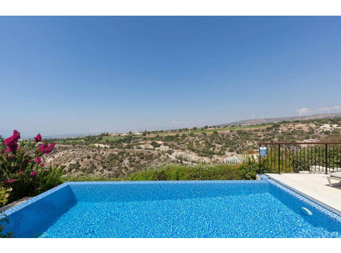 This lovely 2-bedroom cottage with stunning views of the… - Majad