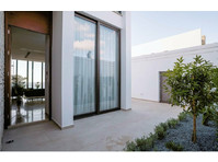 This lovely project of 8 villas is located in St George… - Huse