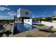 This luxurious 3-bedroom villa is set on a generously sized… - בתים