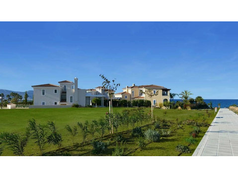 This luxurious villa is on a beachfront area near the… - منازل