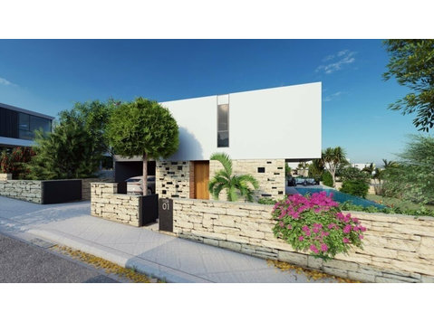 This luxury three bedroom villa is a modern state of the… - Dům
