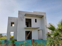 This outstanding villa is located in one of the most ideal… - Mājas