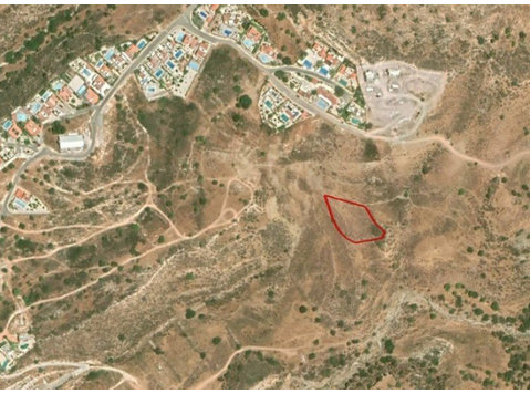 This parcel of land is located in Pegeia, Paphos.It has an… - Nhà