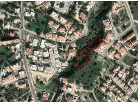 This plot comprises of three adjoining fields in Pegeia,… - گھر