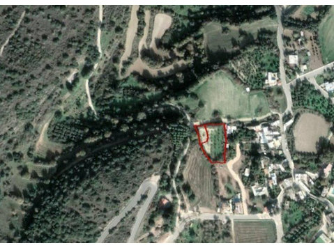 This plot comprises of two fields in Kato Akourdaleia,… - Куће