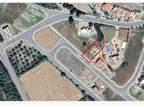 This plot in Kouklia, Paphos.

The plot is located c. 75m… - Mājas
