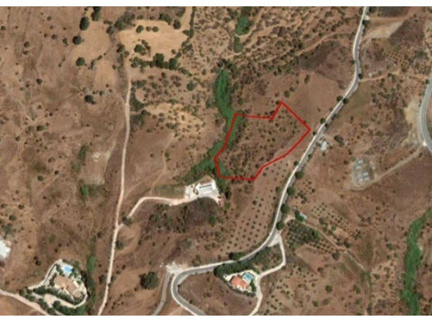 This plot is a 1/2 share of a field in Drouseia, Paphos.It… - บ้าน