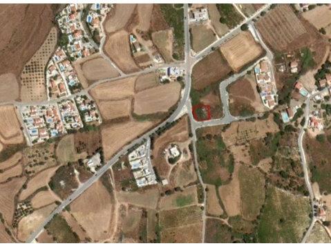 This plot is located in Kathikas, Paphos.

It has an area… - Rumah