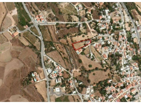 This plot is located in Kathikas, Paphos.

It has an area… - 房子