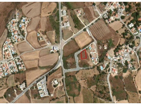 This plot is located in Kathikas, Paphos.It has an area of… - خانه ها