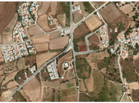 This plot is located in Kathikas, Paphos.

It has an area… - Hus