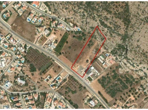 This plot is located in Pegeia, Paphos.It has an area of… - Куће