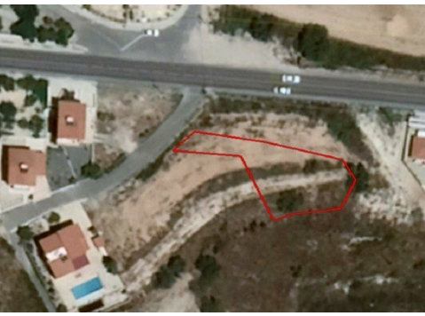 This plot is located in Tsada, Paphos.It has an area of… - Domy