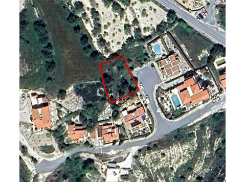 This property is a plot in Tsada, Paphos. 
The land has an… - گھر