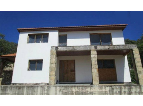 This property is an incomplete four-bedroom house in Lysos,… - Casas