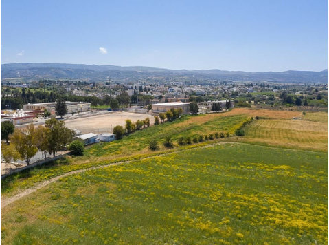 This residential field, located in a picturesque coastal… - Häuser