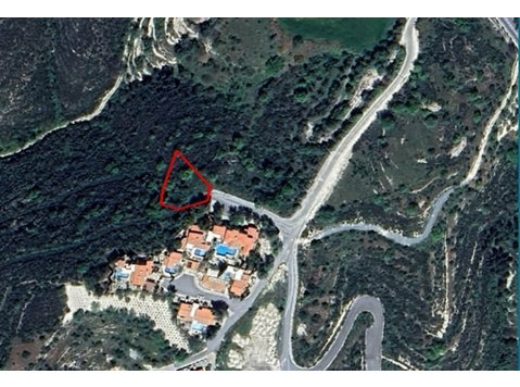 This residential land is a plot in Tsada, Paphos. 

The… - บ้าน