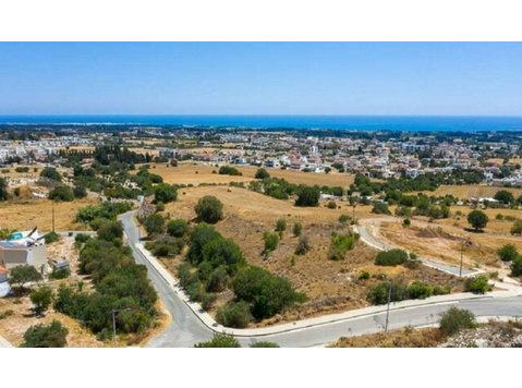 This residential plot of land is located on a prime… - בתים