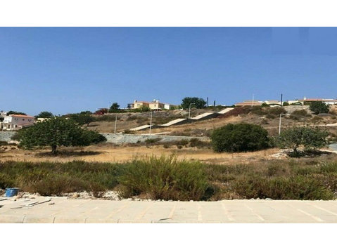 This residential zoned plot of 604 sqm is located in Pegeia… - خانه ها