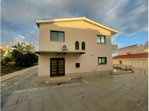 This three bedroom semi detached house in Konia village,… - Huse