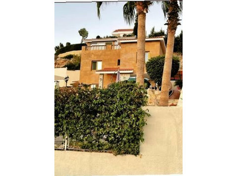 This villa is located just a few minutes drive from Paphos,… - Rumah