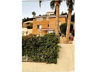 This villa is located just a few minutes drive from Paphos,… - Case