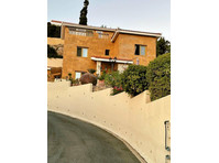 This villa is located just a few minutes drive from Paphos,… - Dům