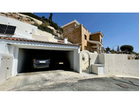This villa is located just a few minutes drive from Paphos,… - Houses