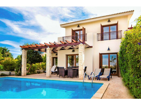 This wonderful 3 bedroom Junior Villa is located in the… - Houses