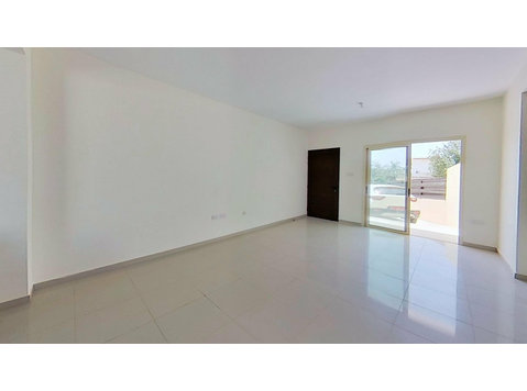 Three bedroom maisonette located in Tala , Paphos.

The… - 주택