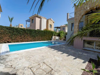 Two storey villa with a swimming pool in an attractive… - Maisons