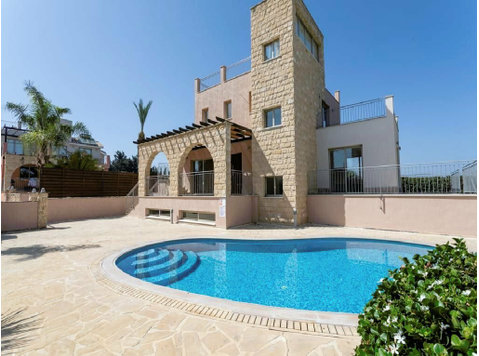 Two storey villa with a swimming pool in an attractive… - Houses