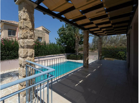 Two storey villa with a swimming pool in an attractive… - בתים