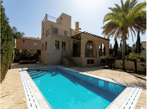 Two storey villa with a swimming pool in an attractive… - Huse