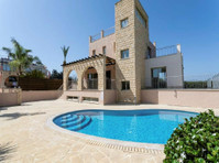 Two storey villa with a swimming pool in an attractive… - Σπίτια
