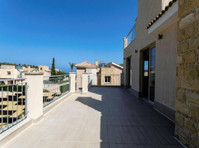 Two storey villa with a swimming pool in an attractive… - Maisons